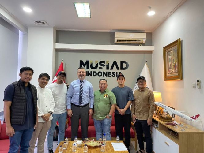 Youth of Musiad Indonesia member with Mr. Ismail Bakhtiar from Rektor Institude (FILEminimizer)